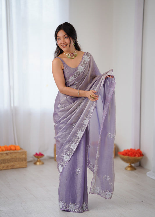 Sari violet lilas en satin premium brillant orné de perles, sequins et broderies COLLECTION NITA
