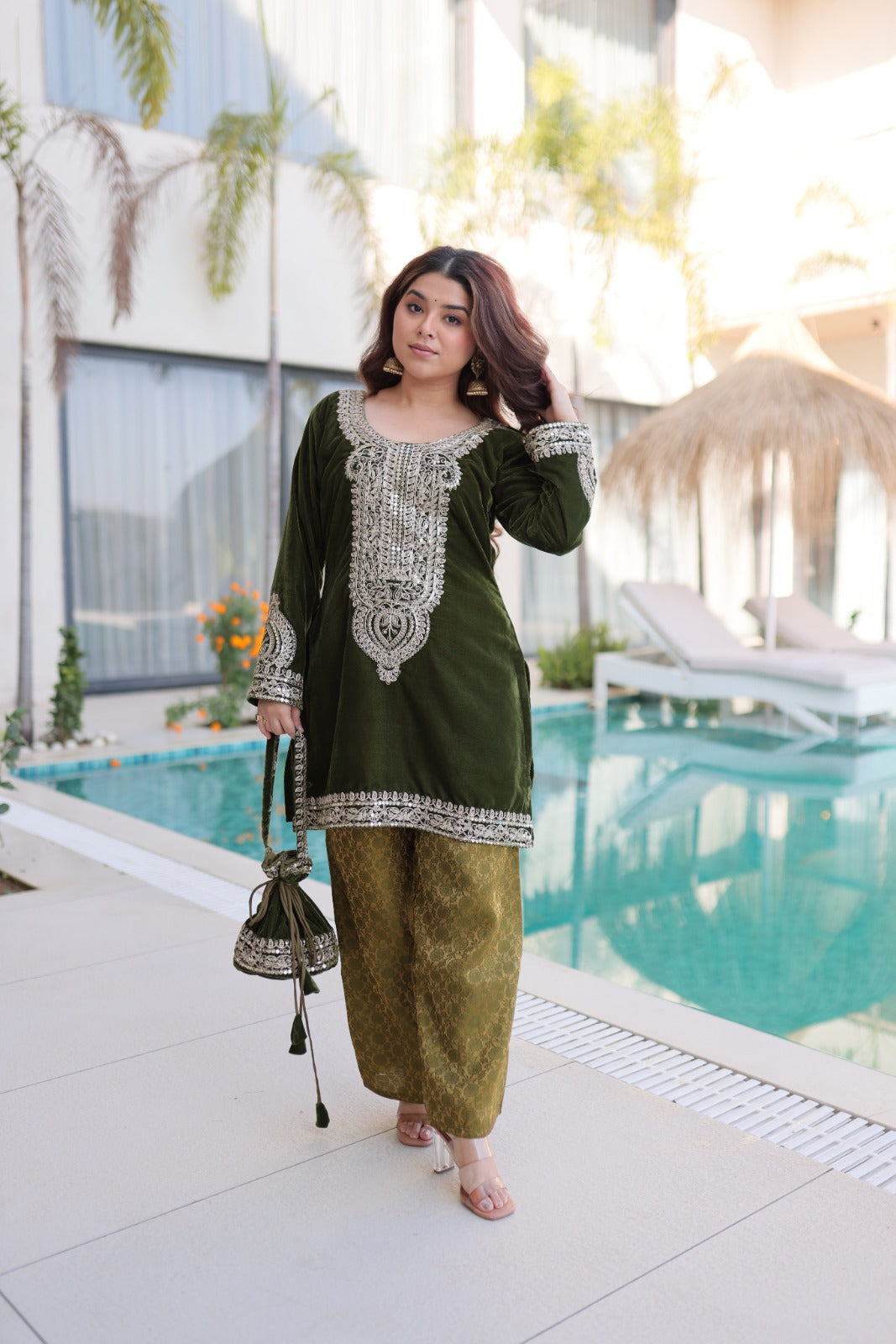 Ensemble Salwar Suit vert foncé et clair en velours et zari avec sac style batwa assorti COLLECTION ZOYA