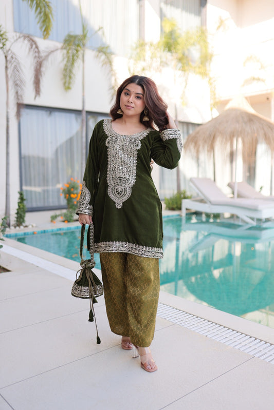 Ensemble Salwar Suit vert foncé et clair en velours et zari avec sac style batwa assorti COLLECTION ZOYA