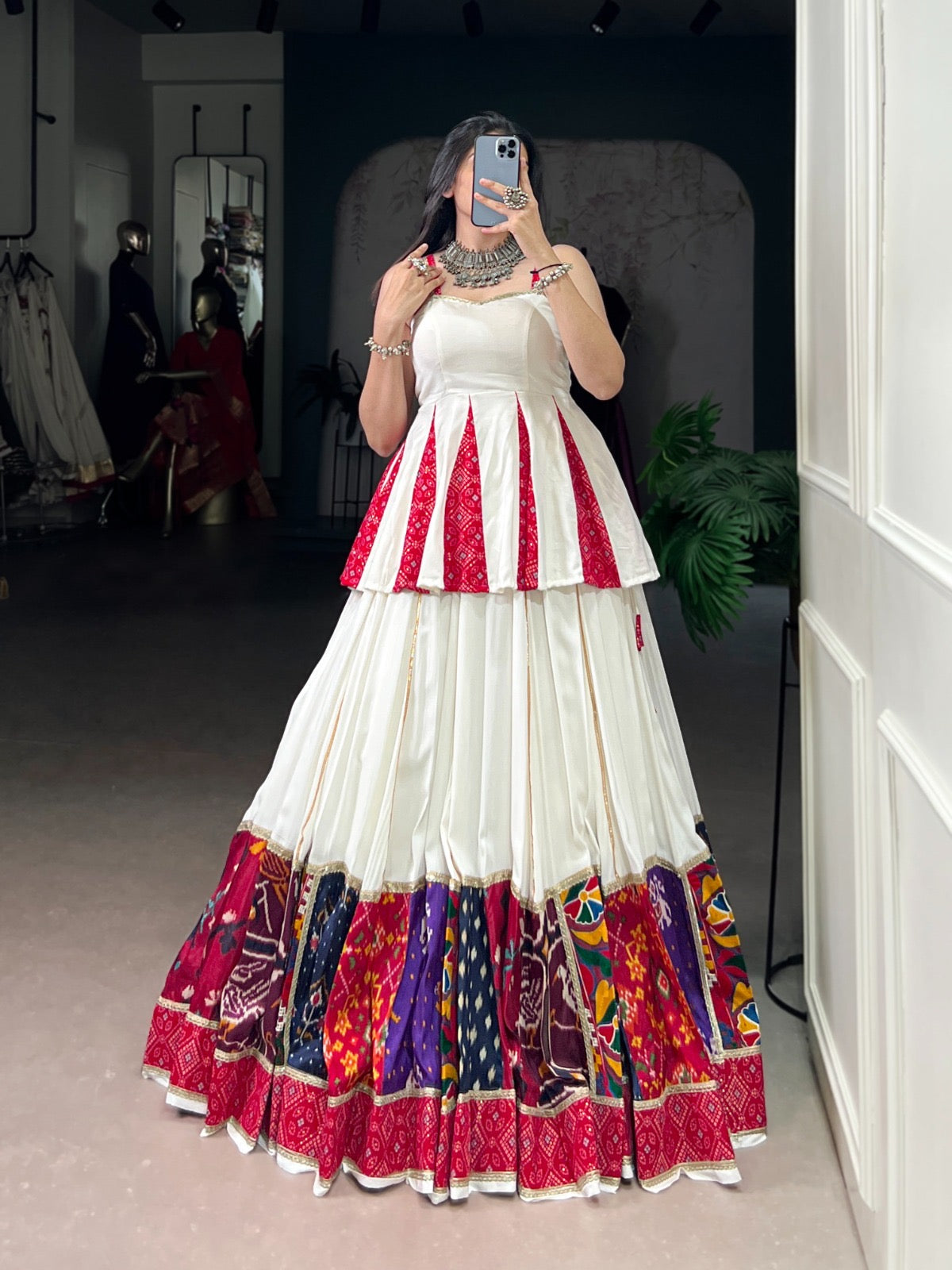 Eleganter rosa-grauer Braut-Lehenga mit Zarkan-Stickerei und Pailletten