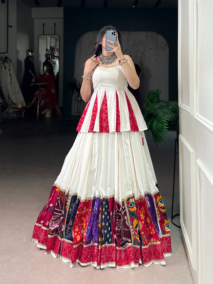 Eleganter rosa-grauer Braut-Lehenga mit Zarkan-Stickerei und Pailletten