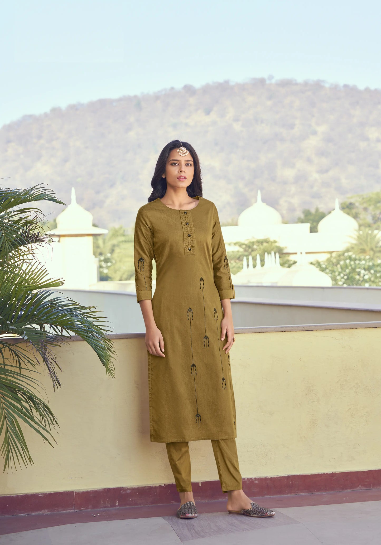 Wunderschönes langes Kurta aus Seide in Schwarz und Bronze