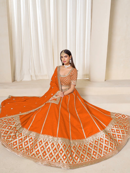 Eleganter rosa-grauer Braut-Lehenga mit Zarkan-Stickerei und Pailletten
