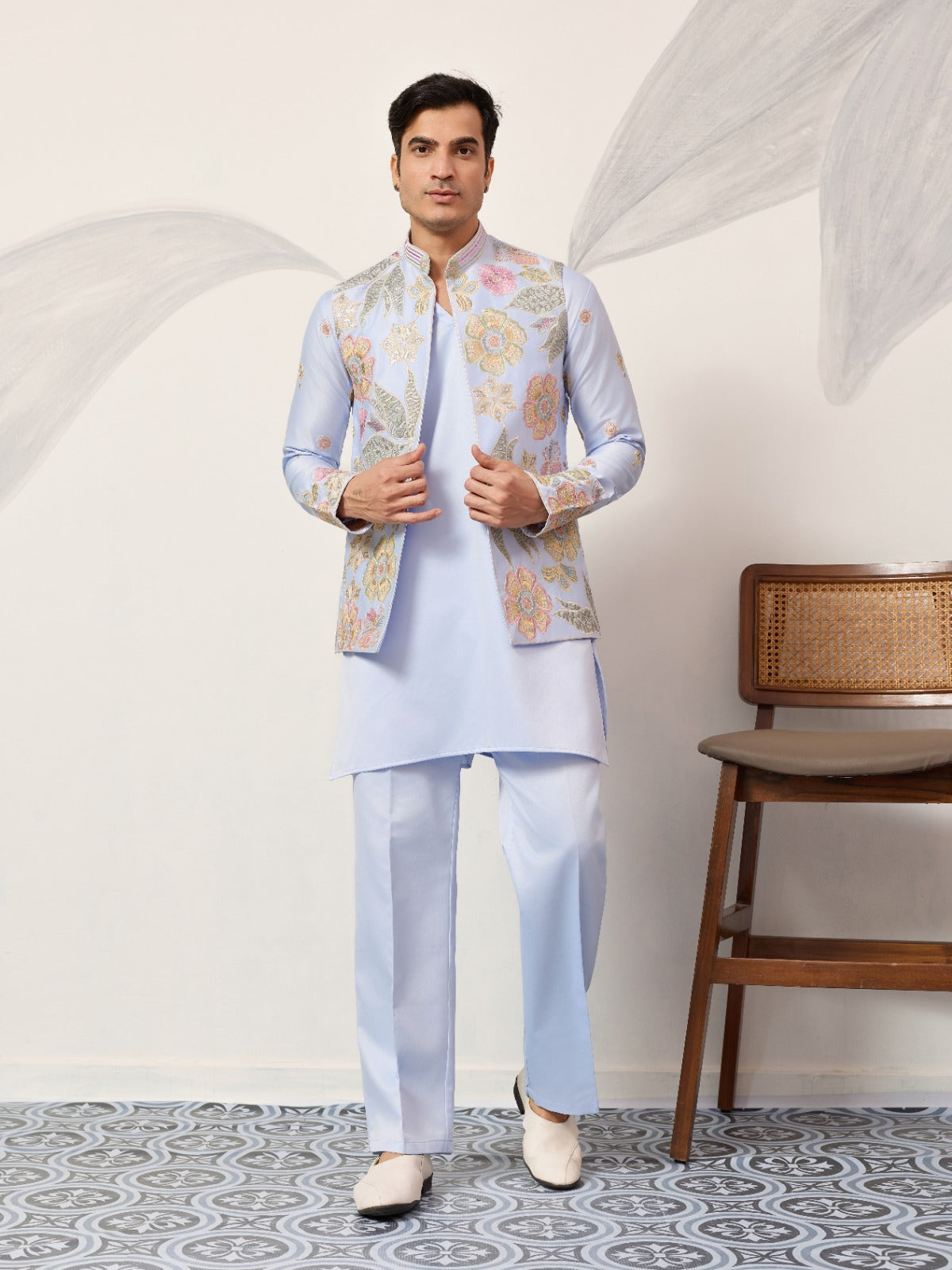 Ensemble Kurta Vesti Koti Homme bleu clair avec motifs floraux délicats et broderies de sequins COLLECTION VIVAAN