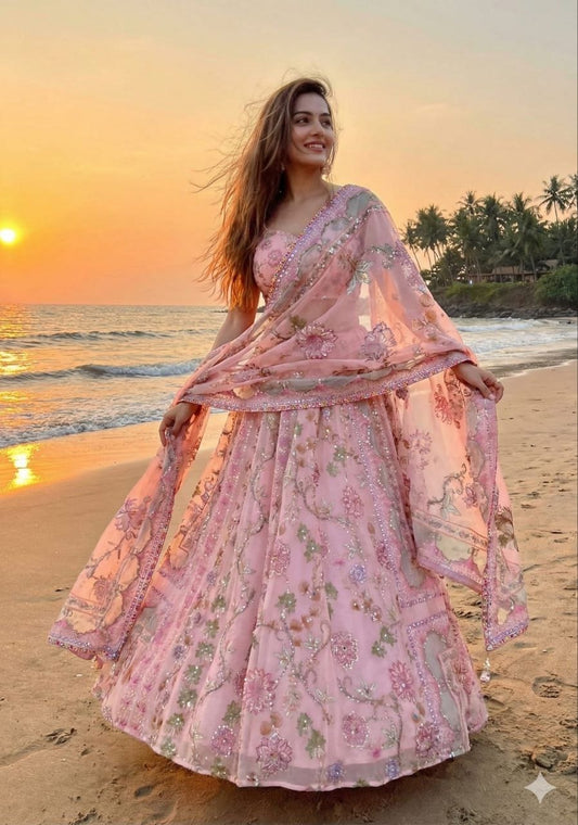 Lehenga rose clair romantique en soie avec broderies de fleurs et miroirs faits-main