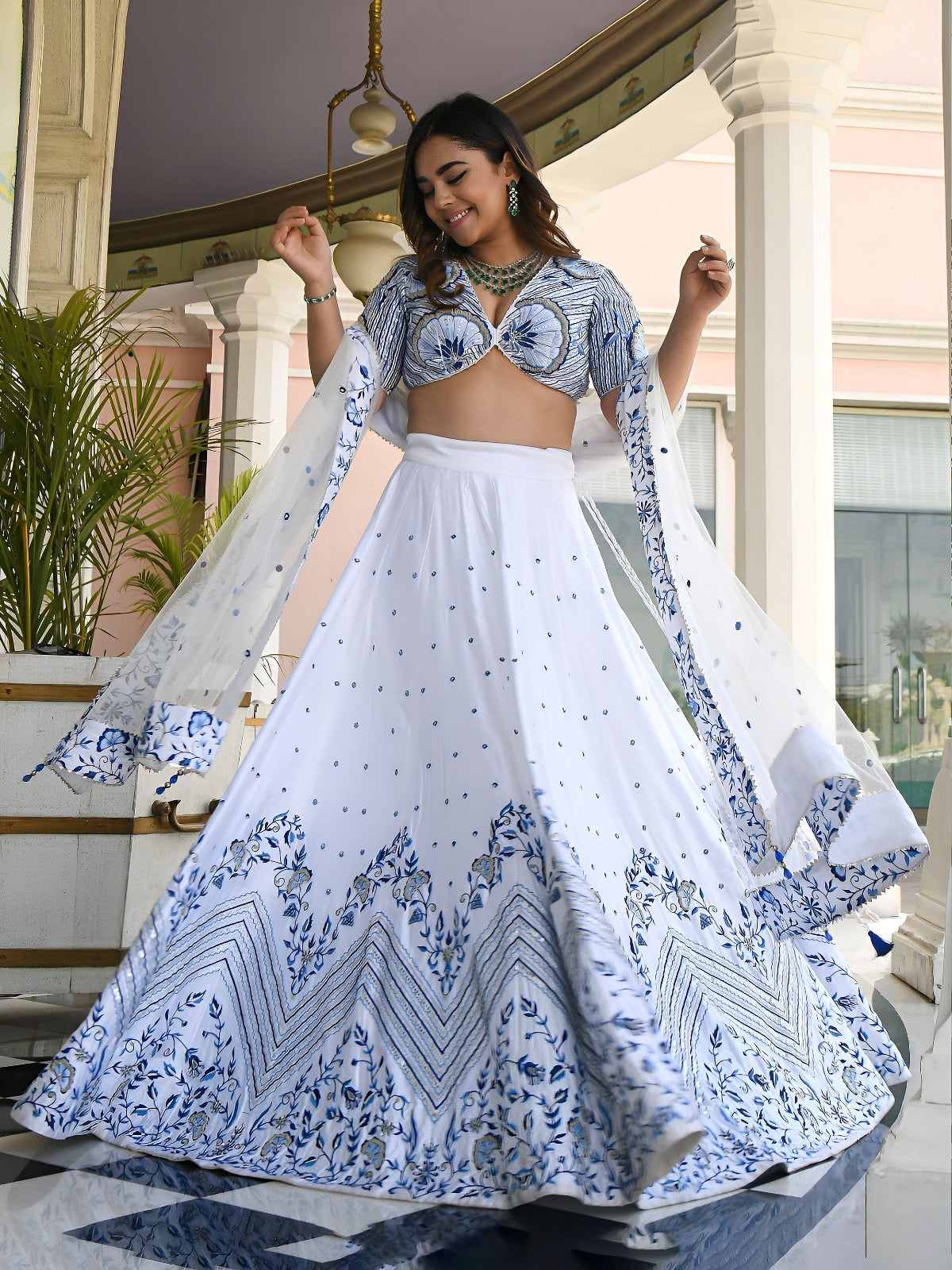 Lehenga blanc et bleu foncé léger en satin avec zari