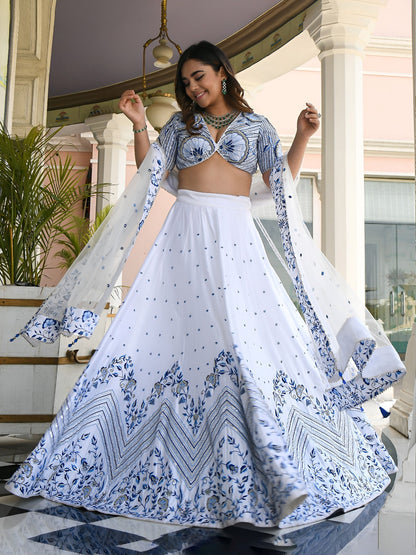 Lehenga blanc et bleu foncé léger en satin avec zari