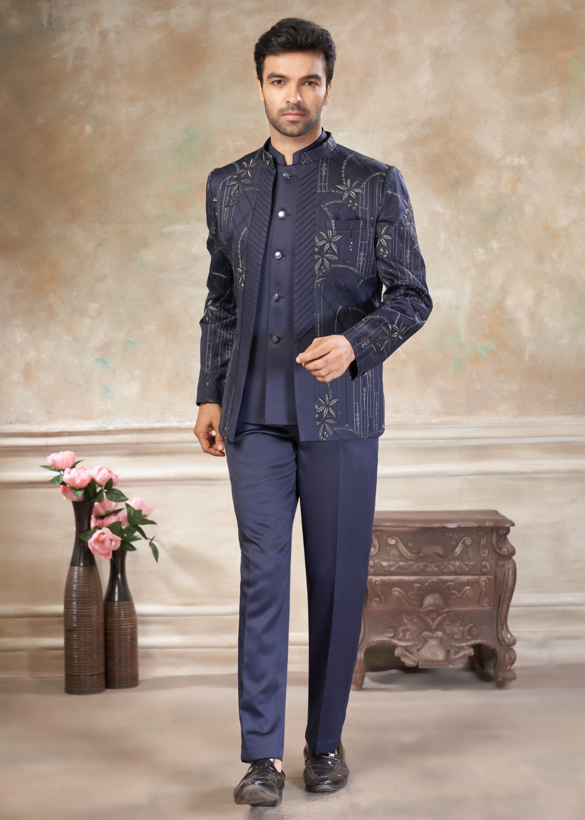 Ensemble Homme Costume Jodhpuri Bleu Marine Détails brillants Avec Poche Sur Veste Haut de Gamme en Terry Rayon, Broderies et Sequins COLLECTION KANWAR