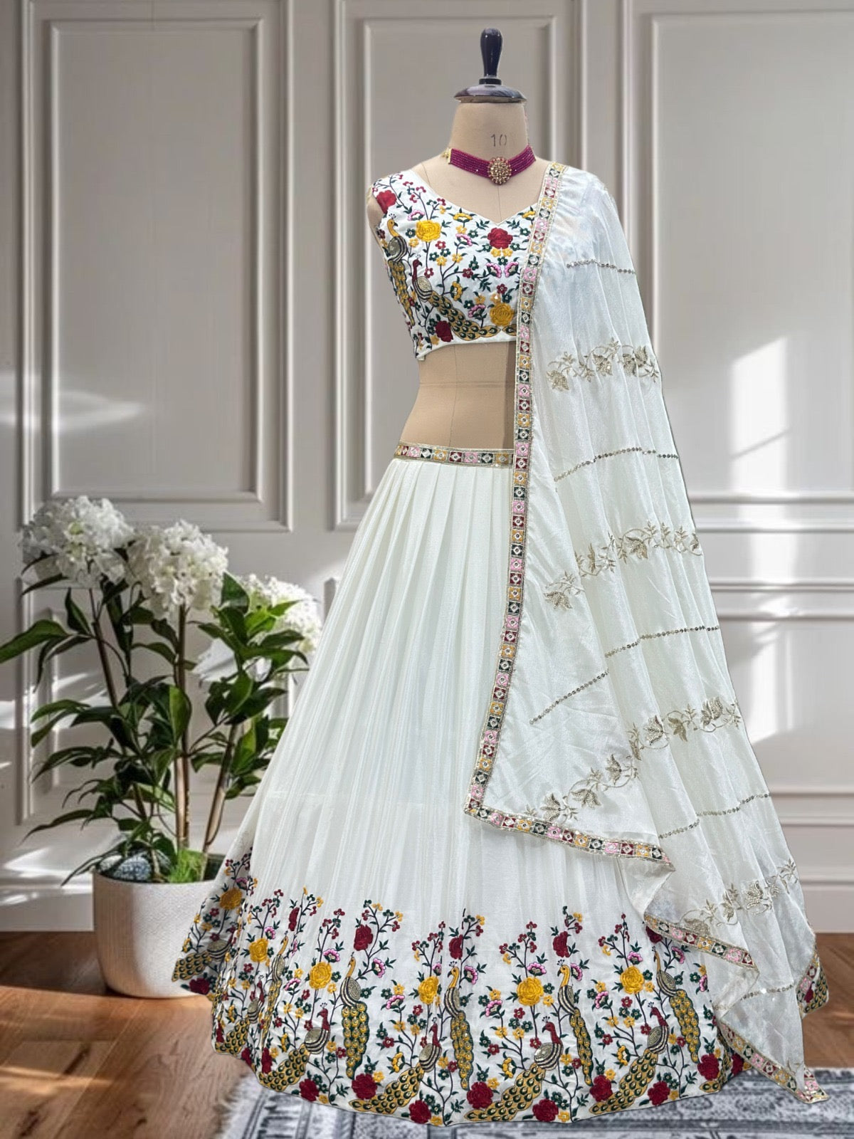 Lehenga choli blanc en chinon aux fleurs multicolores brodées