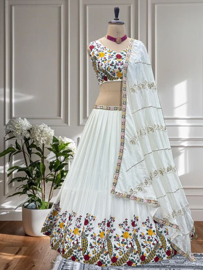 Lehenga choli blanc en chinon aux fleurs multicolores brodées
