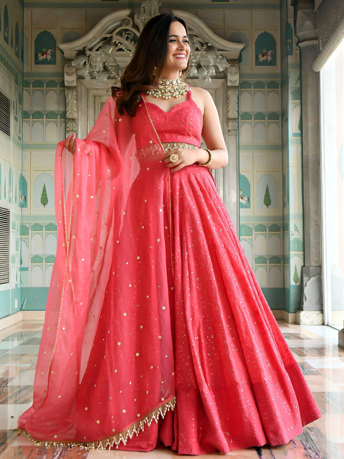 Lehenga rose léger en georgette avec bordure en dentelle et perles sur dupatta