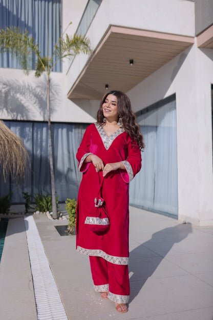 Ensemble Salwar Suit rouge vif et argenté en velours et zari avec sac style batwa assorti COLLECTION ZOYA