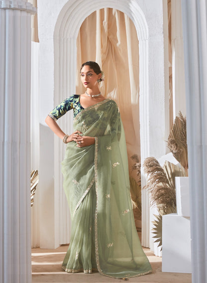 Grüner Glasseiden-Sari mit mehrfarbiger roter Blumenbluse und Digitaldruck, Pailletten- und Fadenstickerei