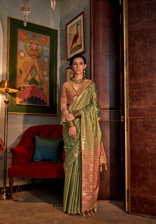 Traditioneller grüner Seidensari mit kontrastierendem Pallu-Design im Ikkat-Muster
