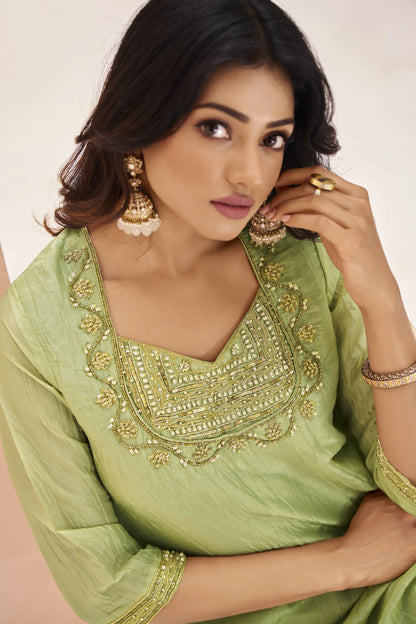 Salwar Suit en Organza Vert Clair avec Broderie à la Main