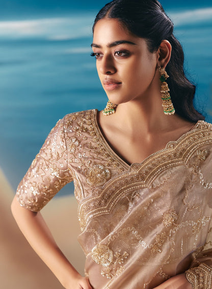 Sari beige doré aux broderies de sequins et pierres scintillantes COLLECTION ANVESHI