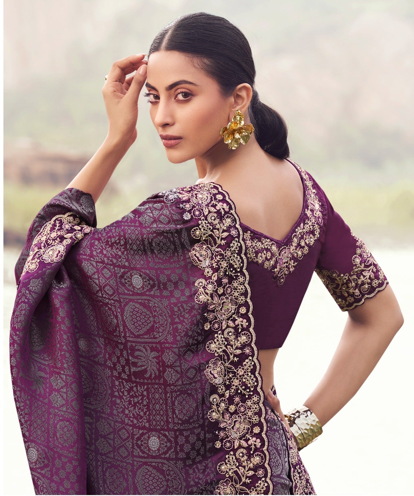 Sari violet foncé aubergine en pure soie satinée et jacquard COLLECTION SAYAARAH