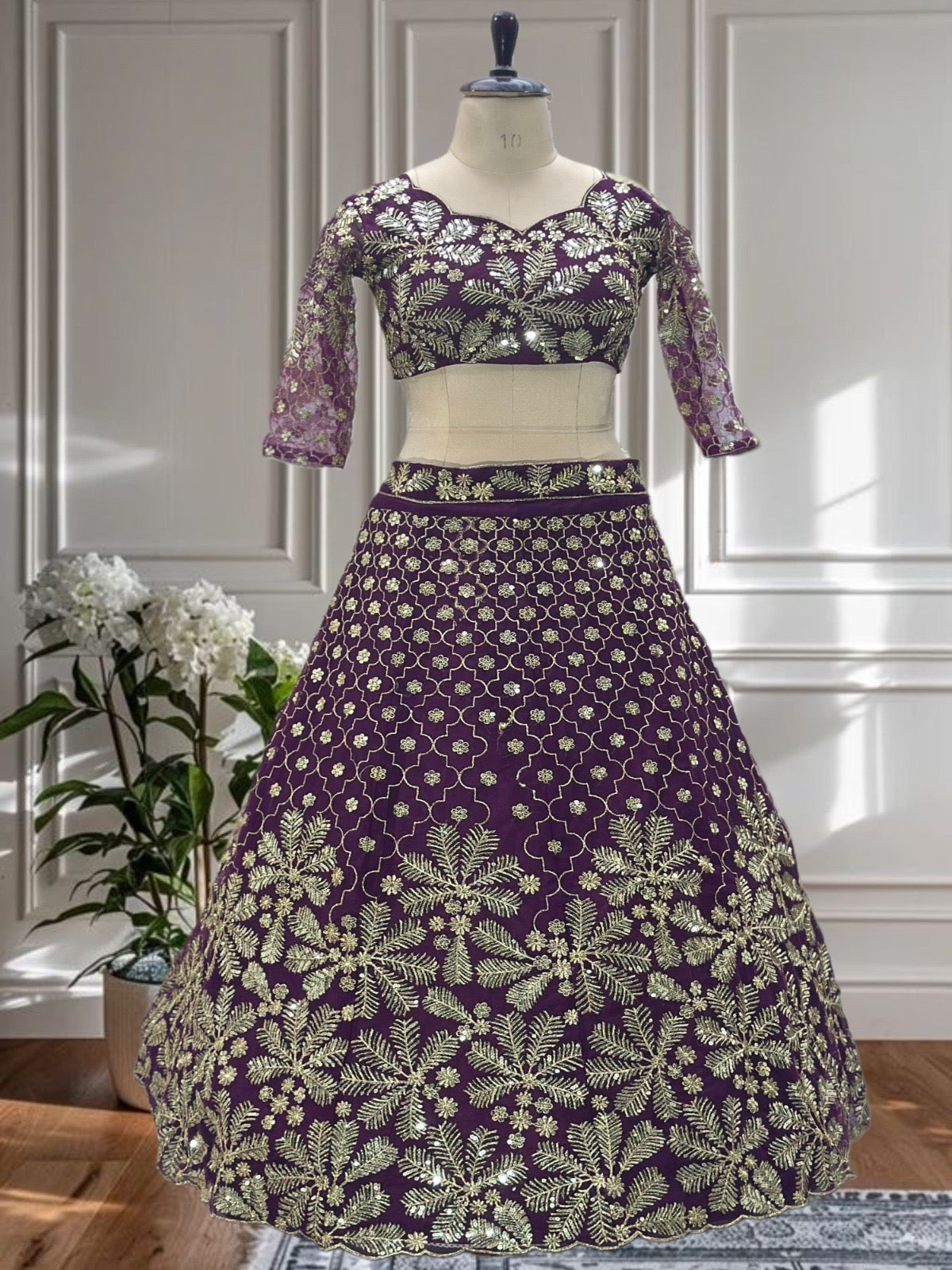 Lehenga violet foncé somptueux en butterfly net avec broderies de sequins