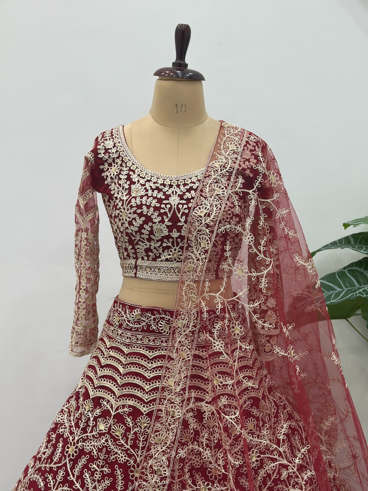 Lehenga rouge foncé design en tulle premium avec broderies traditionnelles et zari