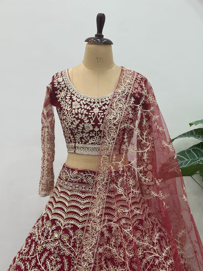 Lehenga rouge foncé design en tulle premium avec broderies traditionnelles et zari