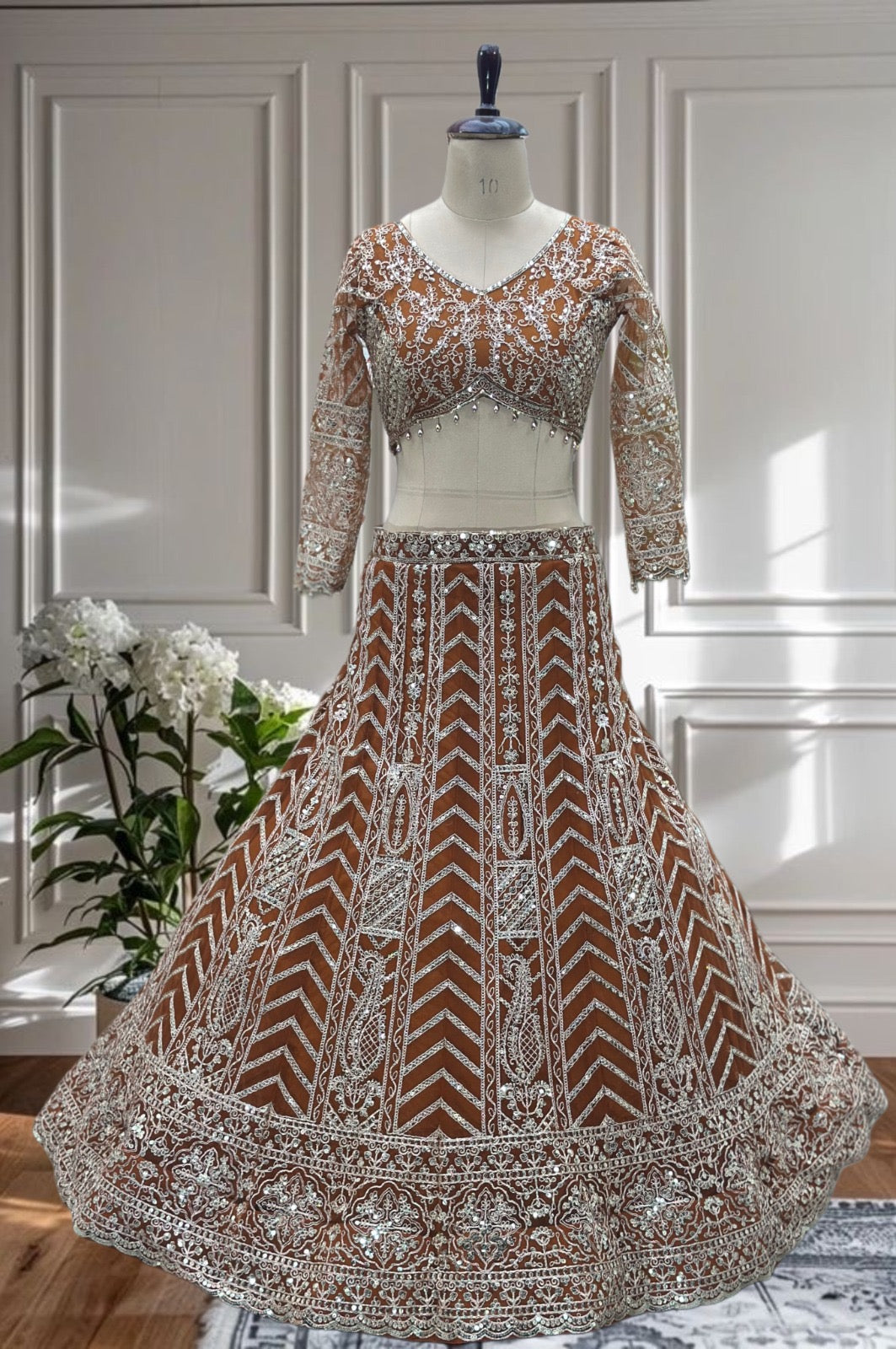 Lehenga orange rouille somptueux en butterfly net avec broderies de sequins