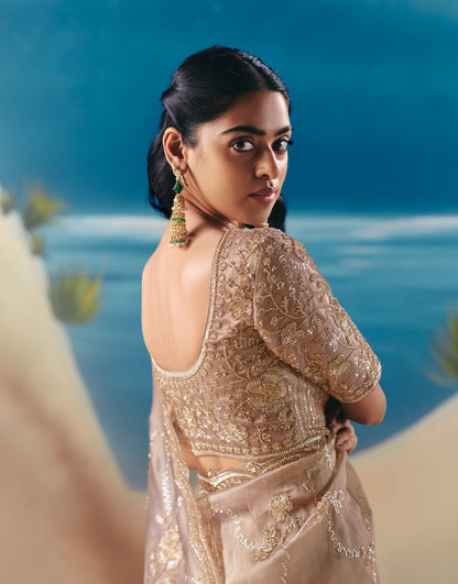 Sari beige doré aux broderies de sequins et pierres scintillantes COLLECTION ANVESHI