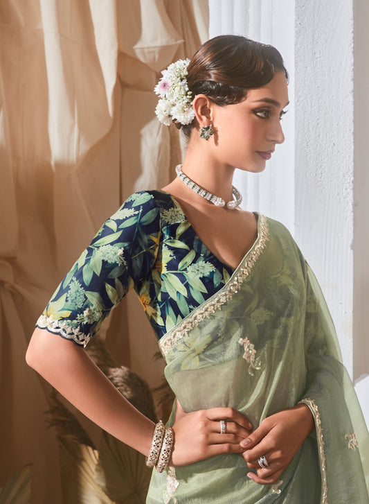 Grüner Glasseiden-Sari mit mehrfarbiger roter Blumenbluse und Digitaldruck, Pailletten- und Fadenstickerei
