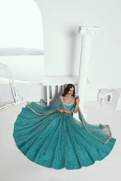 Lehenga Choli bleu turquoise en résille avec broderie au fil de coton et sequins COLLECTION CHANDRALEKHA