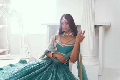 Lehenga Choli bleu turquoise en résille avec broderie au fil de coton et sequins COLLECTION CHANDRALEKHA