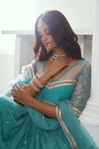 Lehenga Choli bleu turquoise en résille avec broderie au fil de coton et sequins COLLECTION CHANDRALEKHA