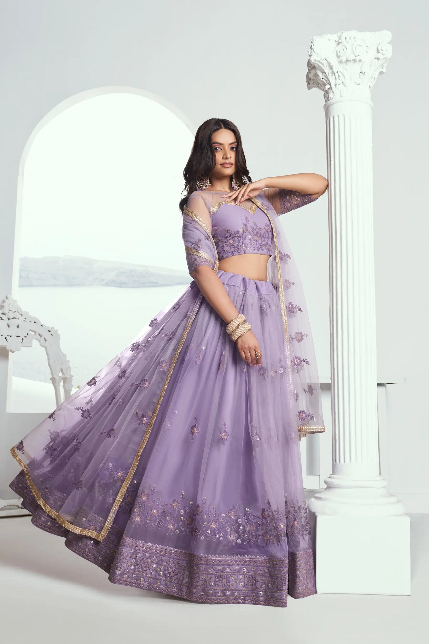 Lehenga Choli violet lavande en résille avec broderie au fil de coton et sequins COLLECTION CHANDRALEKHA