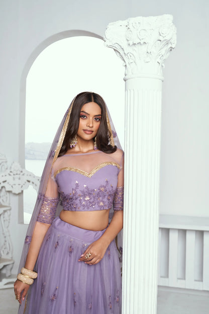 Lehenga Choli violet lavande en résille avec broderie au fil de coton et sequins COLLECTION CHANDRALEKHA