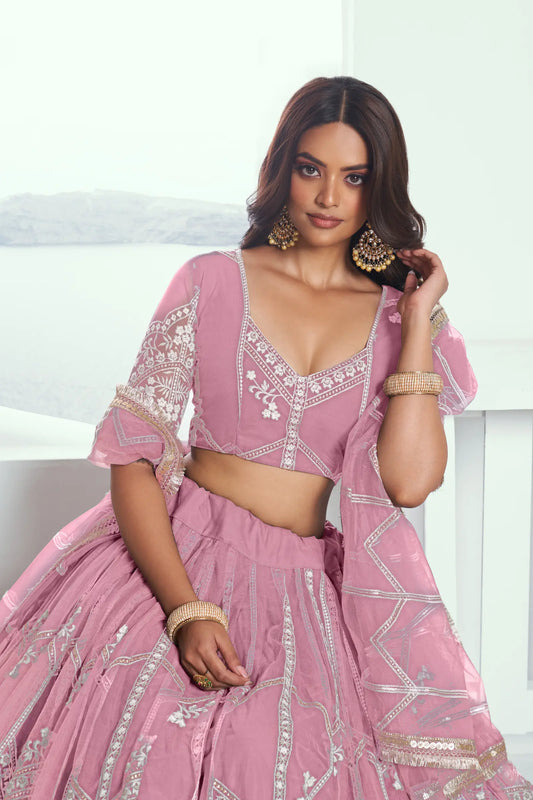Lehenga Choli rose en résille avec broderie au fil de coton et sequins COLLECTION CHANDRALEKHA