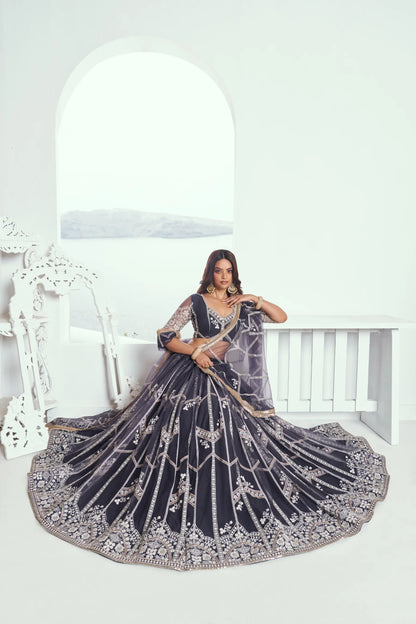 Ensemble de Lehenga Choli Gris Anthracite en Tulle avec Broderies de Sequins et Fils COLLECTION CHANDRALEKHA