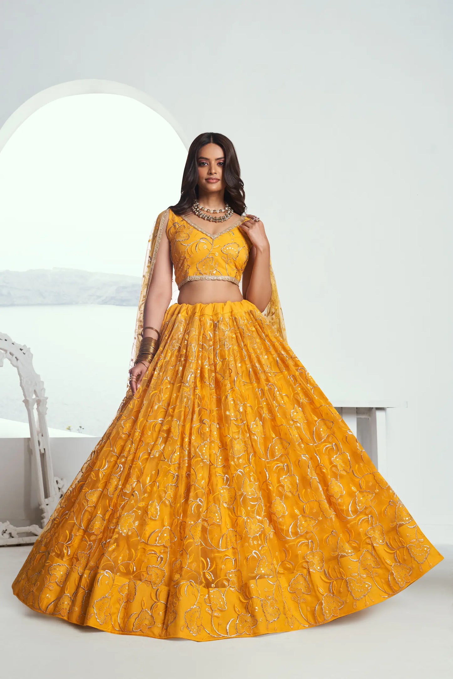Lehenga Choli jaune en résille avec broderie au fil de coton et sequins COLLECTION CHANDRALEKHA