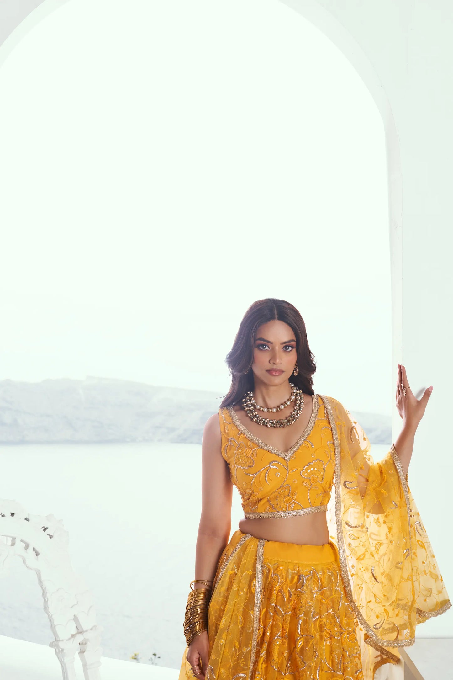 Lehenga Choli jaune en résille avec broderie au fil de coton et sequins COLLECTION CHANDRALEKHA