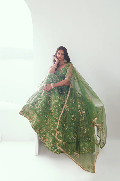 Lehenga Choli vert clair en résille avec broderie au fil de coton et sequins COLLECTION CHANDRALEKHA