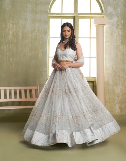 Ensemble Lehenga Traditionnel de Fête Gris Clair avec Broderies Scintillantes COLLECTION CHANDRALEKHA