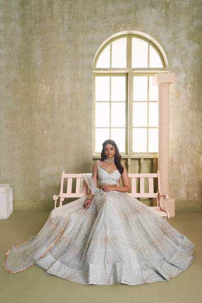 Ensemble Lehenga Traditionnel de Fête Gris Clair avec Broderies Scintillantes COLLECTION CHANDRALEKHA