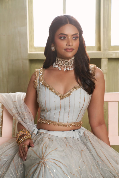 Ensemble Lehenga Traditionnel de Fête Gris Clair avec Broderies Scintillantes COLLECTION CHANDRALEKHA