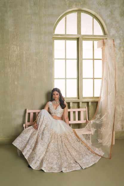 Ensemble Lehenga de Mariage Traditionnel Blanc Nacré avec Broderies Luxueuses COLLECTION CHANDRALEKHA