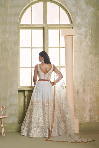 Ensemble Lehenga de Mariage Traditionnel Blanc Nacré avec Broderies Luxueuses COLLECTION CHANDRALEKHA