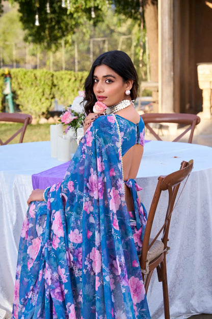Sari fleuri bleu en tissu marbré léger orné d’une bordure élégante en dentelle perlée, manches longues COLLECTION KATRINA