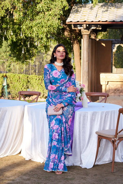 Sari fleuri bleu en tissu marbré léger orné d’une bordure élégante en dentelle perlée, manches longues COLLECTION KATRINA