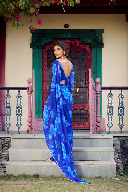 Sari fleuri en chiffon bleu avec bordure en dentelle de perles