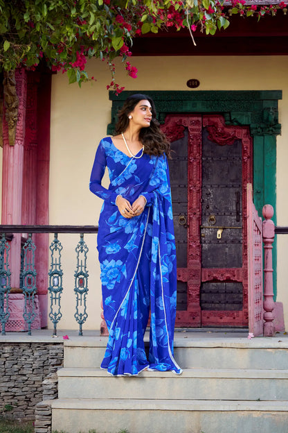 Sari fleuri en chiffon bleu avec bordure en dentelle de perles