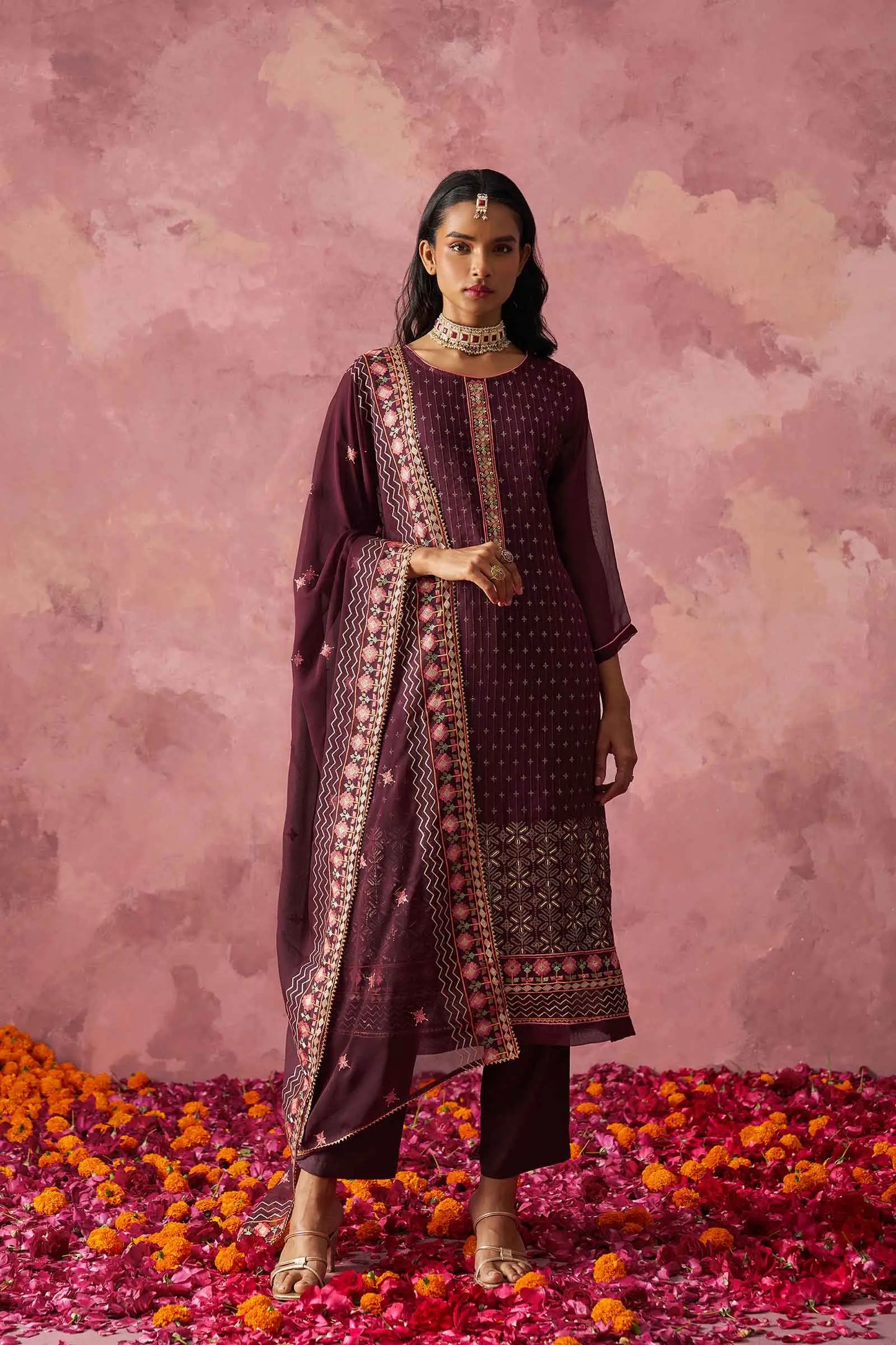 Ensemble Kurta droit couleur violet foncé avec broderie fantaisie et dupatta