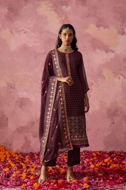 Ensemble Kurta droit couleur violet foncé avec broderie fantaisie et dupatta
