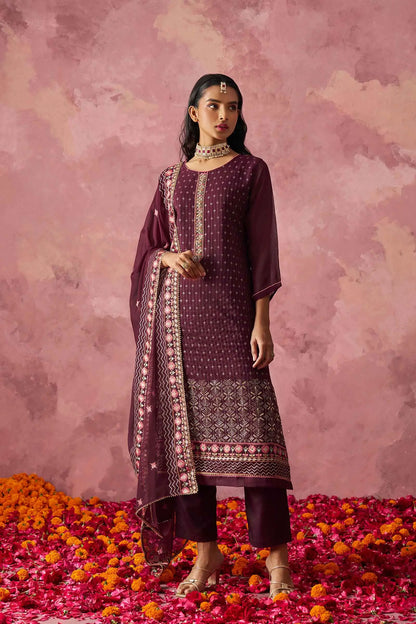 Ensemble Kurta droit couleur violet foncé avec broderie fantaisie et dupatta