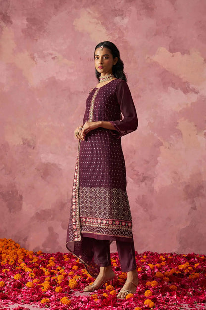 Ensemble Kurta droit couleur violet foncé avec broderie fantaisie et dupatta